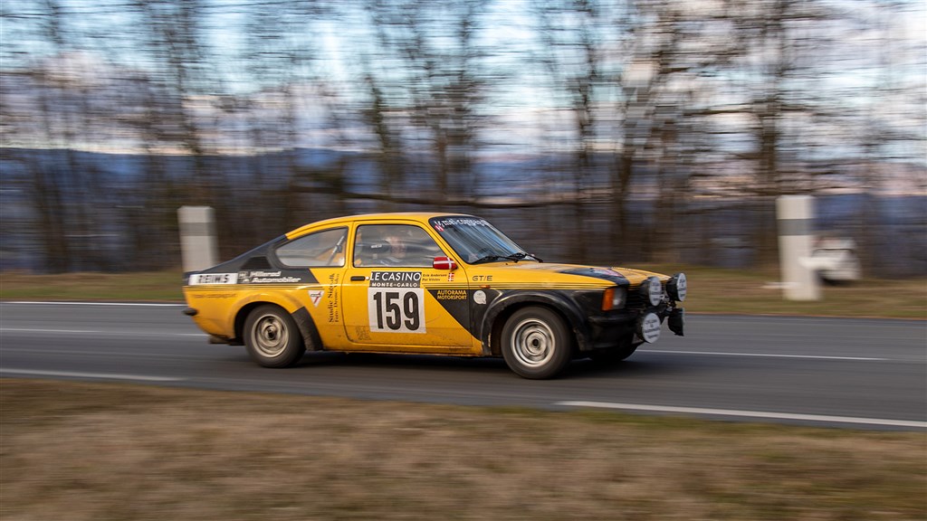 Per Vilslev og Erik Andersen har fået godt gang i den gul-sorte Opel Kadett GSE
(Foto: wellendorffoto – Emilie Weber Wellendorf)